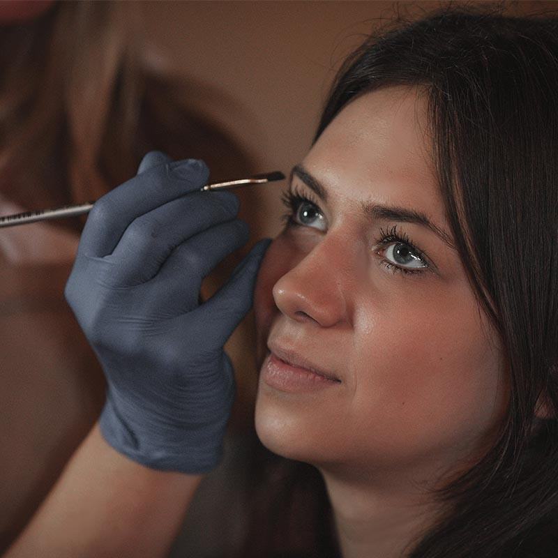 Eyebrow-tinting-with-Hennè